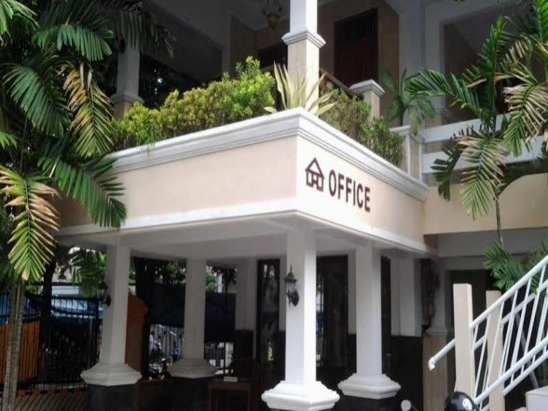Hotel Wisma Djaja Syariah Bojonegoro Экстерьер фото
